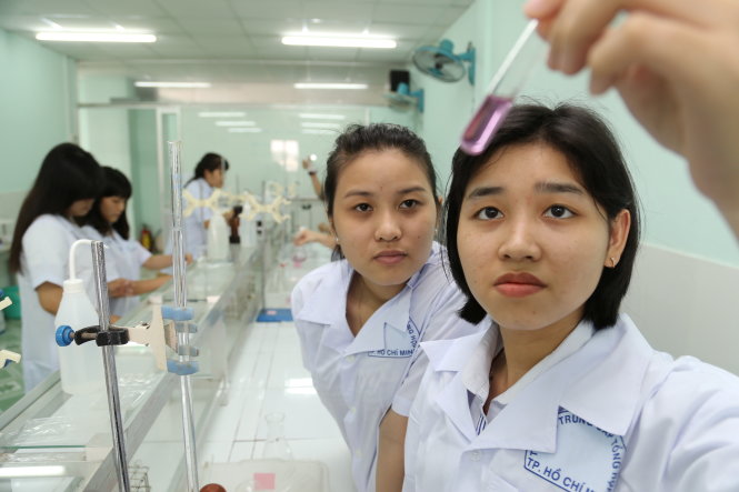 Học sinh ngành dược Trường trung cấp Tổng hợp TP.HCM trong giờ thực hành - Ảnh: Như Hùng