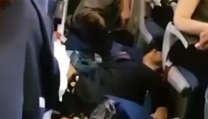 Hình ảnh hành khách ngã chồng lên nhau khi chiếc máy bay của hãng Aeroflot đi qua vùng thời tiết xấu - Ảnh: Instagram