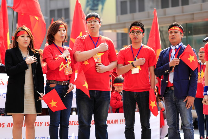 Anh Phạm Hải Chiến (bìa phải) trong một hoạt động hướng về quê hương tại Hàn Quốc - Ảnh: H.C.