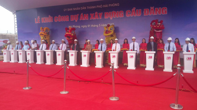 Lễ khởi công xây dựng hai cầu vượt vĩnh cửu thay thế cầu phao - Ảnh: Trung Trần