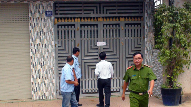 Căn nhà số 425, nơi xảy ra vụ nhốt 6 cán bộ phường trong lúc làm nhiệm vụ - Ảnh: B.AN