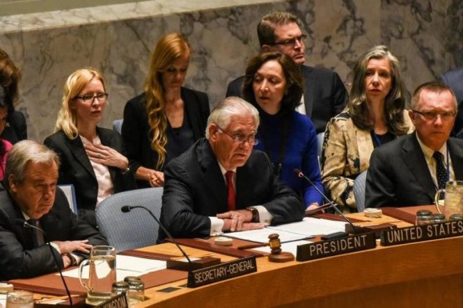 Ngoại trưởng Mỹ Rex Tillerson (giữa) trong cuộc họp tại Hội đồng Bảo an Liên Hiệp Quốc ngày 28-4 - Ảnh: Reuters
