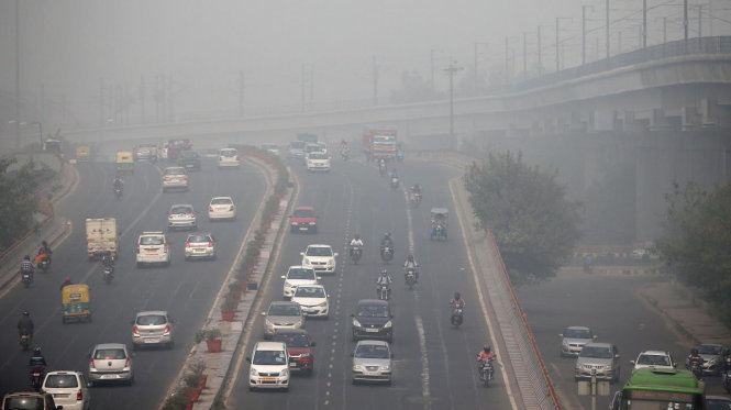 Đường phố ở New Delhi mịt mù khói xe. Đây là thành phố ô nhiễm nhất Ấn Độ -
Ảnh: Reuters