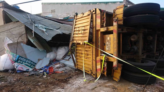 Phần đầu xe container chui hẳn vào nhà dân - Ảnh: Gia Bảo