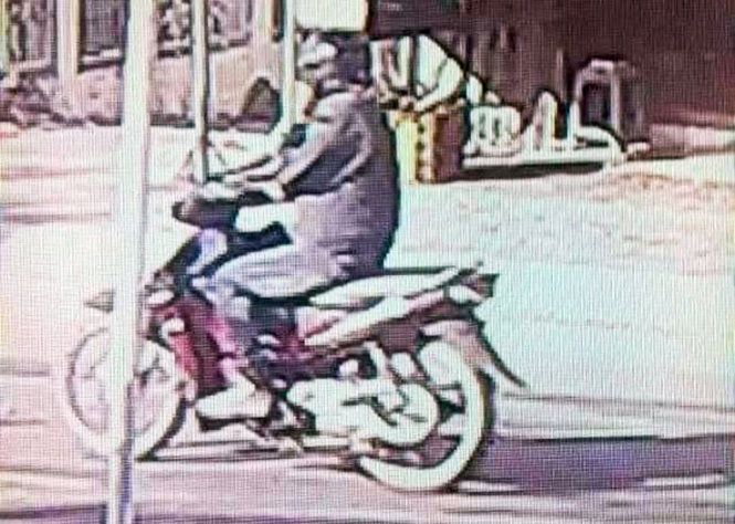 Hình ảnh được cho là thủ phạm gây ra vụ cướp ngân hàng trên đường tẩu thoát vào ngày 26-4, được camera an ninh của người dân ghi nhận