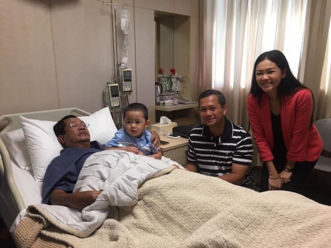 Thủ tướng Campuchia Samdech Hun Sen nằm trên giường bệnh - Ảnh: Facebook