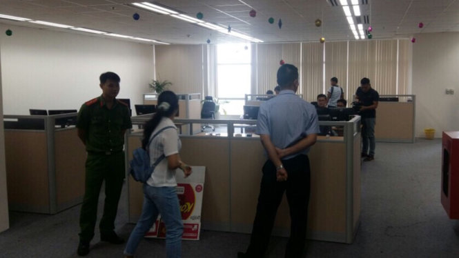 Lực lượng chức năng đang khám xét trụ sở Công ty của Khéo - Ảnh: C.T.V.