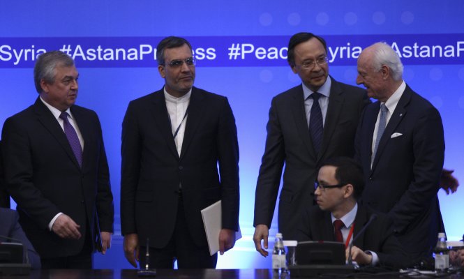 Từ trái qua: Trưởng đoàn đàm phán Nga Alexander Lavrentyev, Thứ trưởng Ngoại giao Iran Hossein Jaberi Ansari, Ngoại trưởng Kairat Abdrakhmanov Kazakhstan và Đặc phái viên Liên Hiệp Quốc về Syria Staffan de Mistura tại vòng đàm phán thứ 4 về hòa bình Syria tại Kazakhstan ngày 4-5 - Ảnh: Reuters