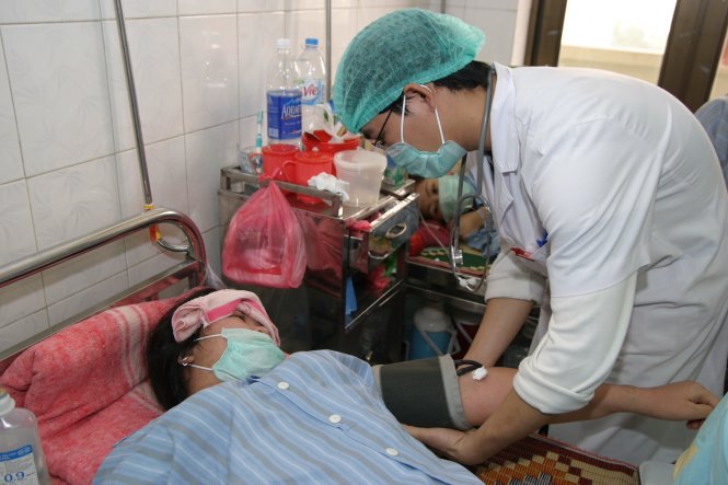 Người bệnh sốt xuất huyết tại Bệnh viện Bệnh nhiệt đới trung ương - Ảnh: Thái Bình