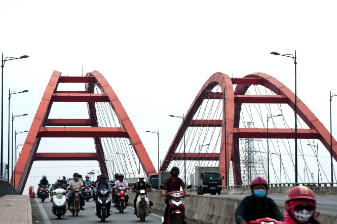 Đường Phạm Văn Đồng là một trong những công trình giao thông của TP.HCM được làm theo phương thức đổi đất lấy hạ tầng. Trong ảnh: khu vực cầu Bình Lợi thuộc dự án này - Ảnh: Tự Trung
