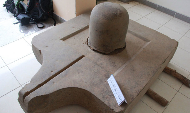 Bộ Linga – Yoni thuộc văn hóa Chăm Pa lớn nhất từ trước đến nay được phát hiện ở tháp Núi Bút - Ảnh: TRẦN MAI