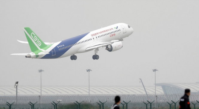 Chiếc C919 của Trung Quốc cất cánh chiều 5-5 - Ảnh: REUTERS