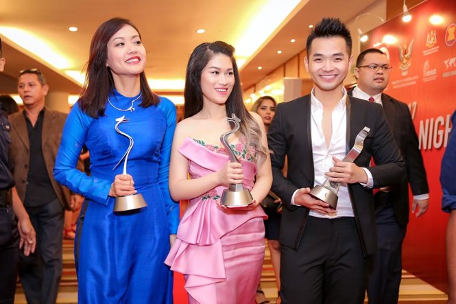 Đạo diễn Hồng Ánh, nữ diễn viên chính Ngọc Thanh Tâm và nam chính Phạm Hồng Phước rạng rỡ sau đêm trao giải - Ảnh: ĐPCC