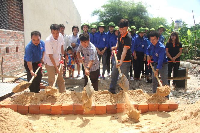 Các bạn trẻ trong buổi khởi công xây nhà - Ảnh: C.K.