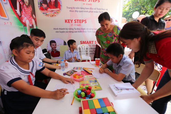 Học sinh các trường trên địa bàn Q.3, TP.HCM tham gia trò chơi tại các gian hàng trong ngày hội bình ổn giá phục vụ mùa khai trường năm học 2017-2018 - Ảnh: NHƯ HÙNG