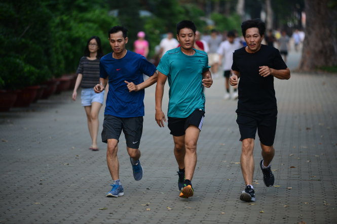 Những bước chân làm khỏe cơ thể - Ảnh: QUANG ĐỊNH