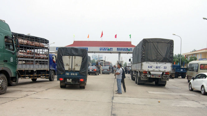 Nhiều phương tiện qua trạm thu phí Quán Hàu phải nộp tiền oan khi không sử dụng hoặc chỉ sử dụng một trong hai tuyến đường BOT - Ảnh: QUỐC NAM