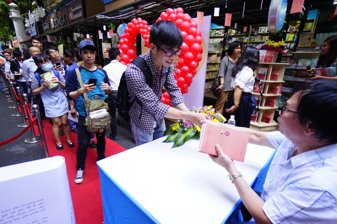 Hầu hết những buổi ký tặng sách của nhà văn Nguyễn Nhật Ánh đều có hàng dài bạn đọc đứng xếp hàng chờ đợi - Ảnh: QUANG ĐỊNH