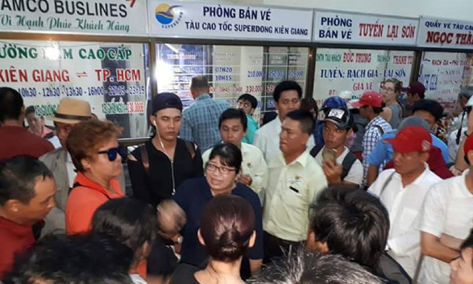 Hành khách tập trung tại cảng Rạch Giá yêu cầu phía công ty Superdong giải quyết chỗ ăn nghỉ và bố trí tàu đi Phú Quốc ngày hôm sau - Ảnh: TRẦN LONG HUỲNH