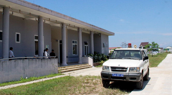 Cơ quan công an đang khám nghiệm pháp y đối với ông Hồ Văn Yên sáng 8-5 - Ảnh: QUỐC NAM