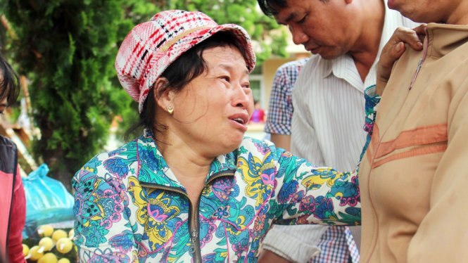 Bà Đặng Thị Mây khóc ngất khi biết em họ là Nguyễn Thị Tâm tử vong - Ảnh: T.THỊNH