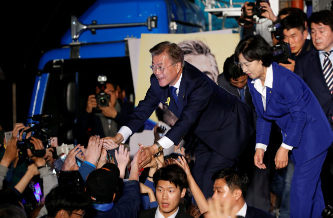Tổng thống đắc cử Hàn Quốc Moon Jae-in và lãnh đạo đảng Dân chủ Hàn Quốc Choo Mi-ae chia sẻ niềm vui chiến thắng với những người ủng hộ tại quảng trường Gwanghwamun tại Seoul - Ảnh: Reuters