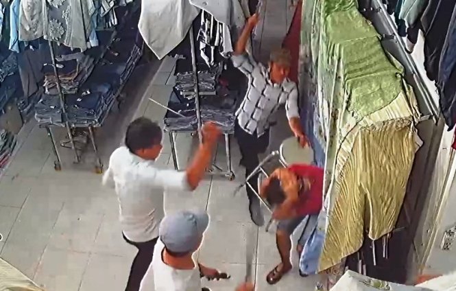 Nhân viên cửa hàng van xin nhóm chém người tha cho - Ảnh: Cắt từ clip do cửa hàng cung cấp