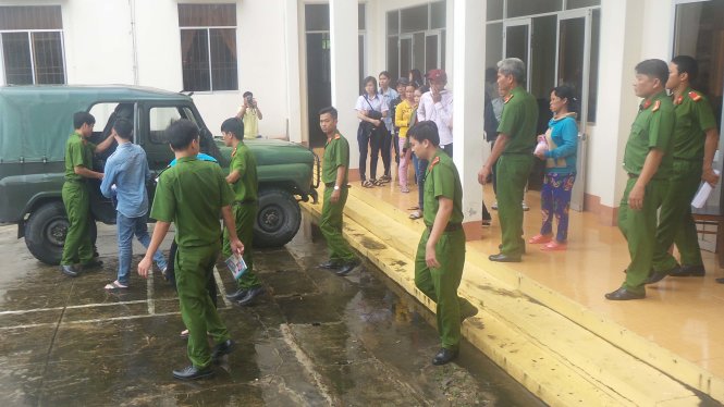 Các bị cáo được lực lượng công an áp giải về trại giam - Ảnh: Trần Nguyên