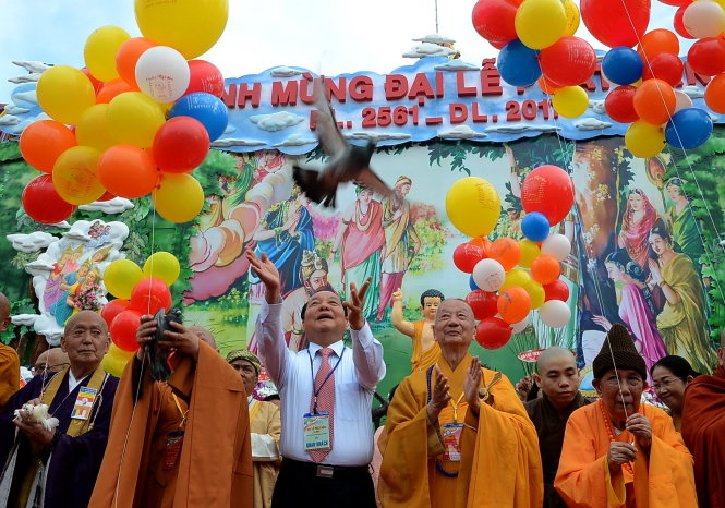 Ông Lê Thanh hải Nguyên Bí thư Thành ủy cùng tăng ni, phật tử thả chim bồ câu nguyện cầu cho một năm mưa thuận gió hòa, ấm no, hạnh phúc - Ảnh: Tự Trung