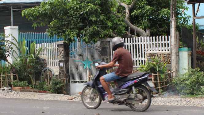 Nhà số 930 đường 21-8, nơi cháu Lê Tr bị lột trần truồng, đứng khóc vào trưa 11-5 - Ảnh: MINH TRÂN
