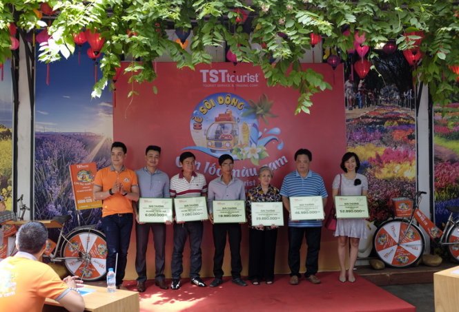 Các khách hàng trúng thường chương trình khuyến mại Xuân Phát lộc 2017 tại Công ty TST sáng 9-5 - Ảnh: TST