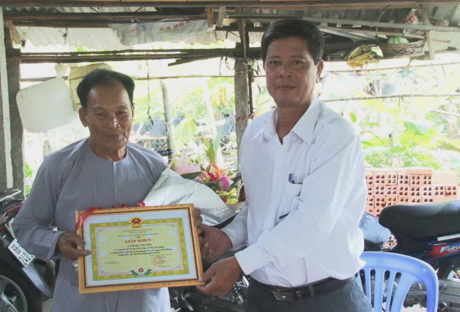 Khen thưởng cho anh Vẹn và ông Tấn