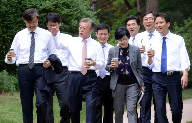Tân Tổng thống Moon Jae In (thứ ba từ trái qua) cùng dàn cố vấn của mình vừa đi vừa thảo luận trong sân vườn Nhà Xanh ngày 11-5 - Ảnh: Reuters