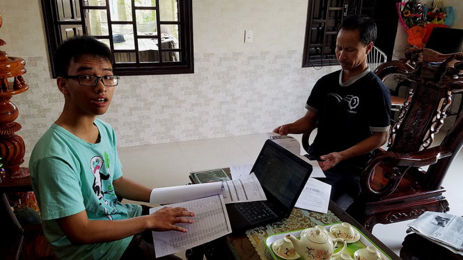 Hai bố con Huy đang “nuôi” tia hy vọng rất nhỏ để đến Mỹ dự thi vào trưa 11-5 tại nhà - Ảnh: QUỐC NAM