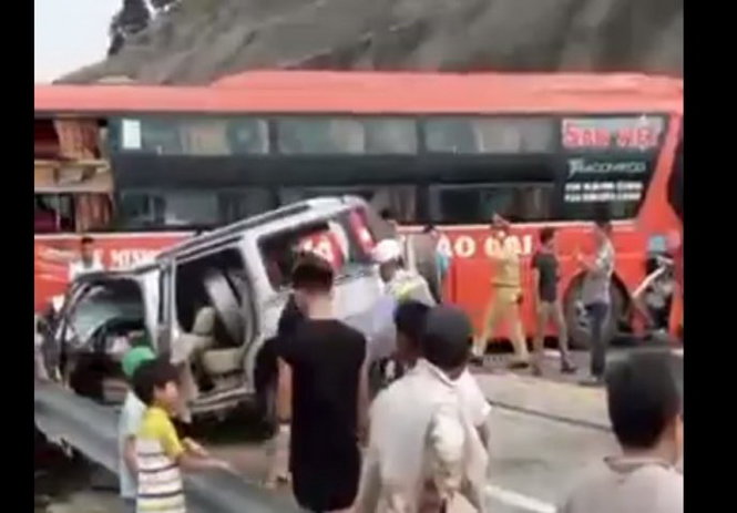 Xe khách va chạm với xe Ford trên cao tốc Nội Bài - Lào Cai, đoạn Km155 - Ảnh: trích từ video / Facebook