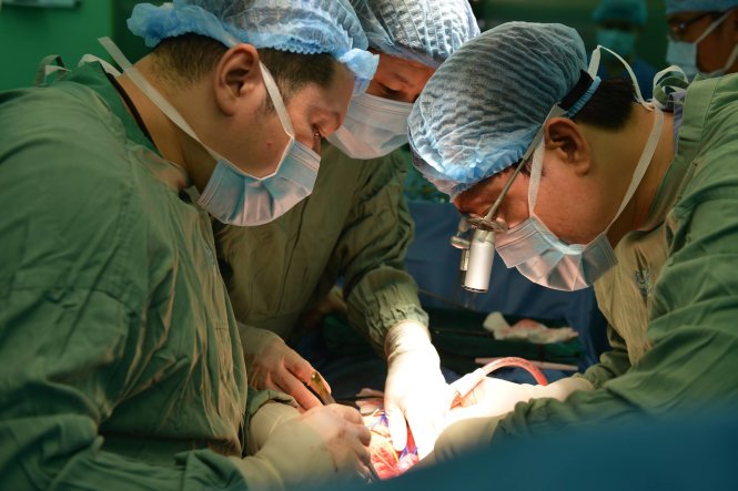 Các bác sĩ đang ghép thận tự thân cho bệnh nhân - Ảnh: Bệnh viện cung cấp