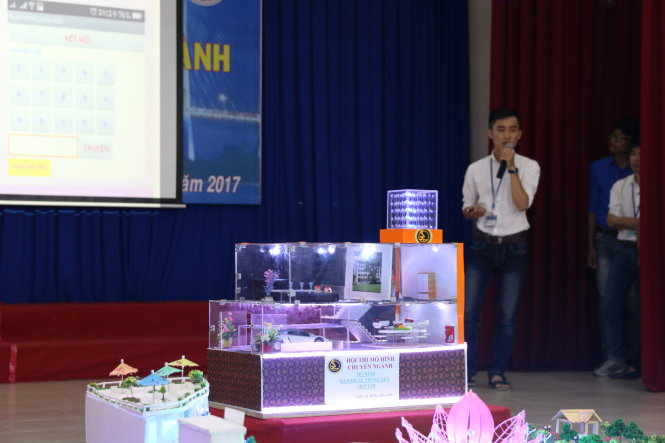 Sinh viên thuyết trình mô hình hầm đỗ xe trong nhà tại hội thi - Ảnh: Tường Hân