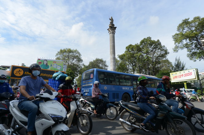 Tượng đài An Dương Vương tại vòng xoay ngã sáu Nguyễn Tri Phương (TP.HCM) chưa biết dời về đâu khi xây cầu vượt tại đây - Ảnh: Quang Định