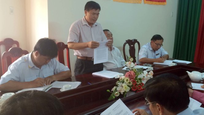 Ông Lê Khả Đoàn (đứng), nguyên phó chánh thanh tra tỉnh Hậu Giang đã rút đơn kiện chủ tịch tỉnh - Ảnh: Lê Dân