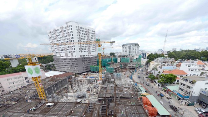 Bộ Tài chính đã kiến nghị và Chính phủ đồng ý cho thanh tra những trường hợp đất ở vị trí đắc địa của doanh nghiệp nhà nước được cổ phần hóa sau đó chuyển sang làm căn hộ, khu trung tâm thương mại. Trong ảnh: khu đất 119 Phổ Quang và số 128 Hồng Hà liền kề nhau tại TP.HCM trước thuộc Công ty Điện tử Sài Gòn và Công ty CPTM Phú Nhuận - Ảnh: Quang Định