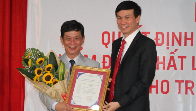 Ông Nguyễn Quý Thanh - giám đốc Trung tâm Kiểm định chất lượng giáo dục-ĐHQG Hà Nội – trao chứng nhận kiểm định chất lượng giáo dục cho Trường ĐH Sài Gòn. Ảnh: M.G