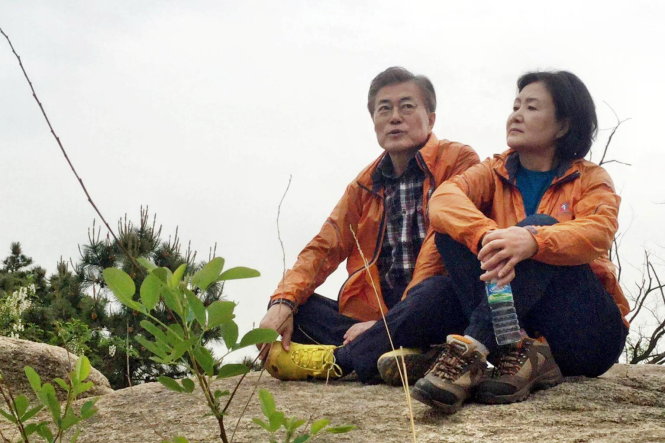 Ông Moon Jae In và vợ tại nhà riêng ở Seoul - Ảnh: Reuters