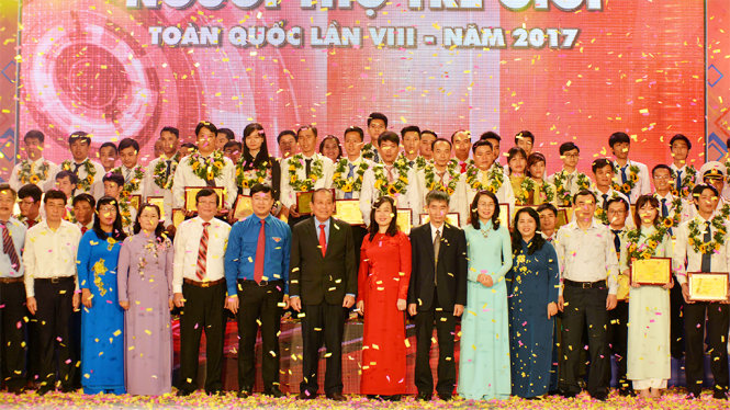 Lãnh đạo chụp hình lưu niệm cùng các cá nhân được tuyên dương Người thợ trẻ giỏi - Ảnh: Duyên phan
