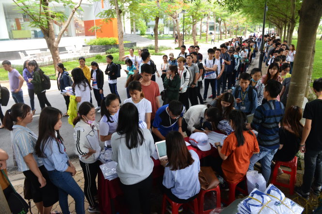 Các bạn sinh viên Trường ĐH Tôn Đức Thắng (TP.HCM) nhận áo và mũ chuẩn bị cho chương trình