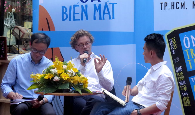 Ngài đại sứ Thụy Điển Pereric Hogberg (giữa) trò chuyện tại Đường sách TP.HCM chiều 13-5- Ảnh: L.Điền
