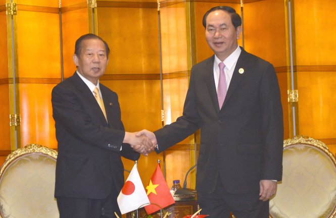 Chủ tịch nước Trần Đại Quang tiếp ông Toshihiro Nikai bên lề Diễn đàn cấp cao hợp tác quốc tế “Vành đai và Con đường” ở Bắc Kinh chiều 14-5 - Ảnh: Quỳnh Trung
