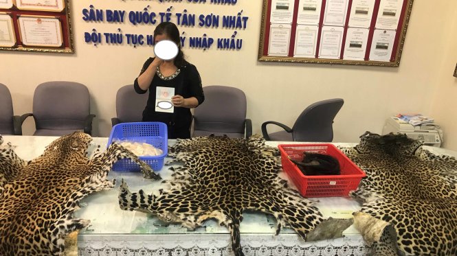 Người phụ nữ và tang vật thu giữ - Ảnh do cơ quan Hải quan cung cấp
