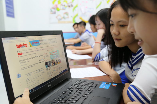 Học sinh lớp 12 trường THPT Nhân Việt quận Tân Phú đang xem đề thi thử THPT Quốc Gia năm 2017 công bố trên Tuổi Trẻ online chiều 14/5 - Ảnh: Như Hùng