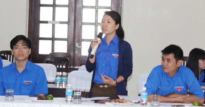 Cô giáo Đặng Thúy Thương (Bà Rịa - Vũng Tàu) đóng góp ý kiến cho
dự thảo văn kiện - Ảnh: Q.L.