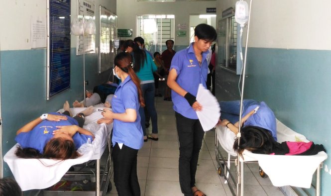 Công nhân nằm ở hành lang bệnh viện - Ảnh: Hải Hiếu